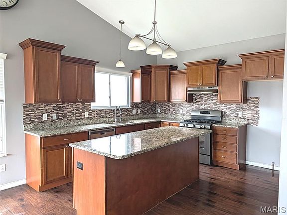 4th image of 408 Edward Dr