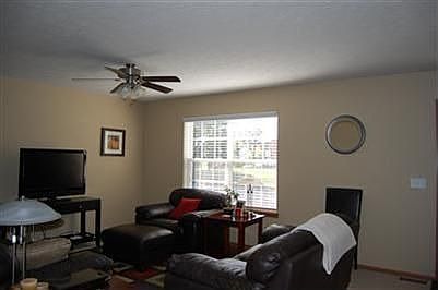 2nd image of 725 Drury Ln