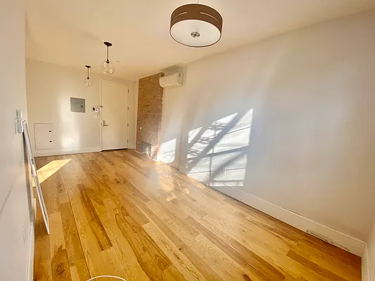 Rented by Batra Group Inc | media 10