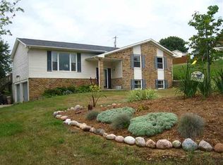 27577 Frederick Dr, Le Claire, IA 52753