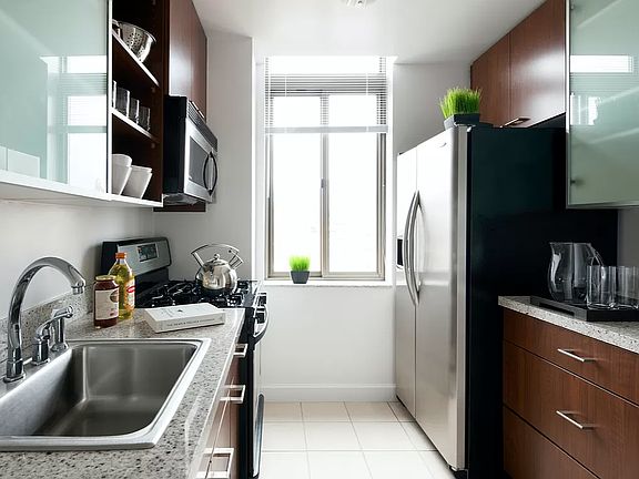 3rd image of 130 W 15th St APT 10W