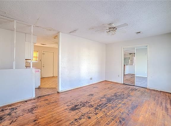 3rd image of 182 W Saint Clair Dr