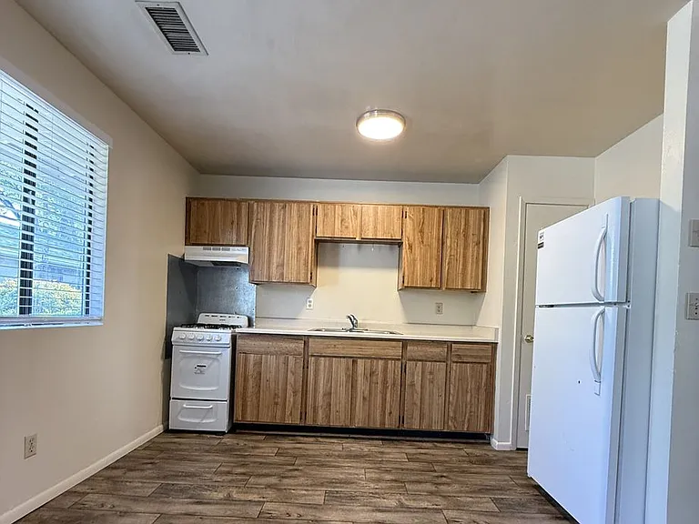 301 W Merritt St — Photo 3