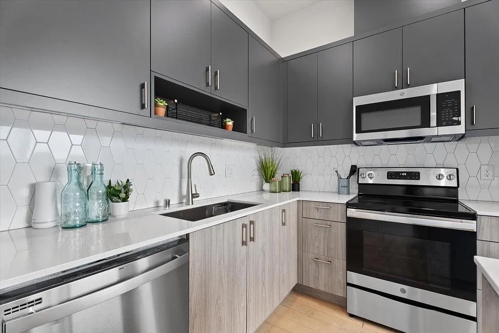 3104 SW Avalon Way — Photo 3