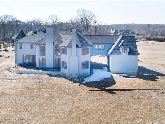 5th image of 18 Princeton Ln