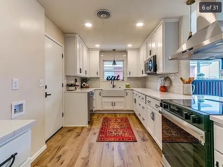 2021 Meeker Dr — Photo 2