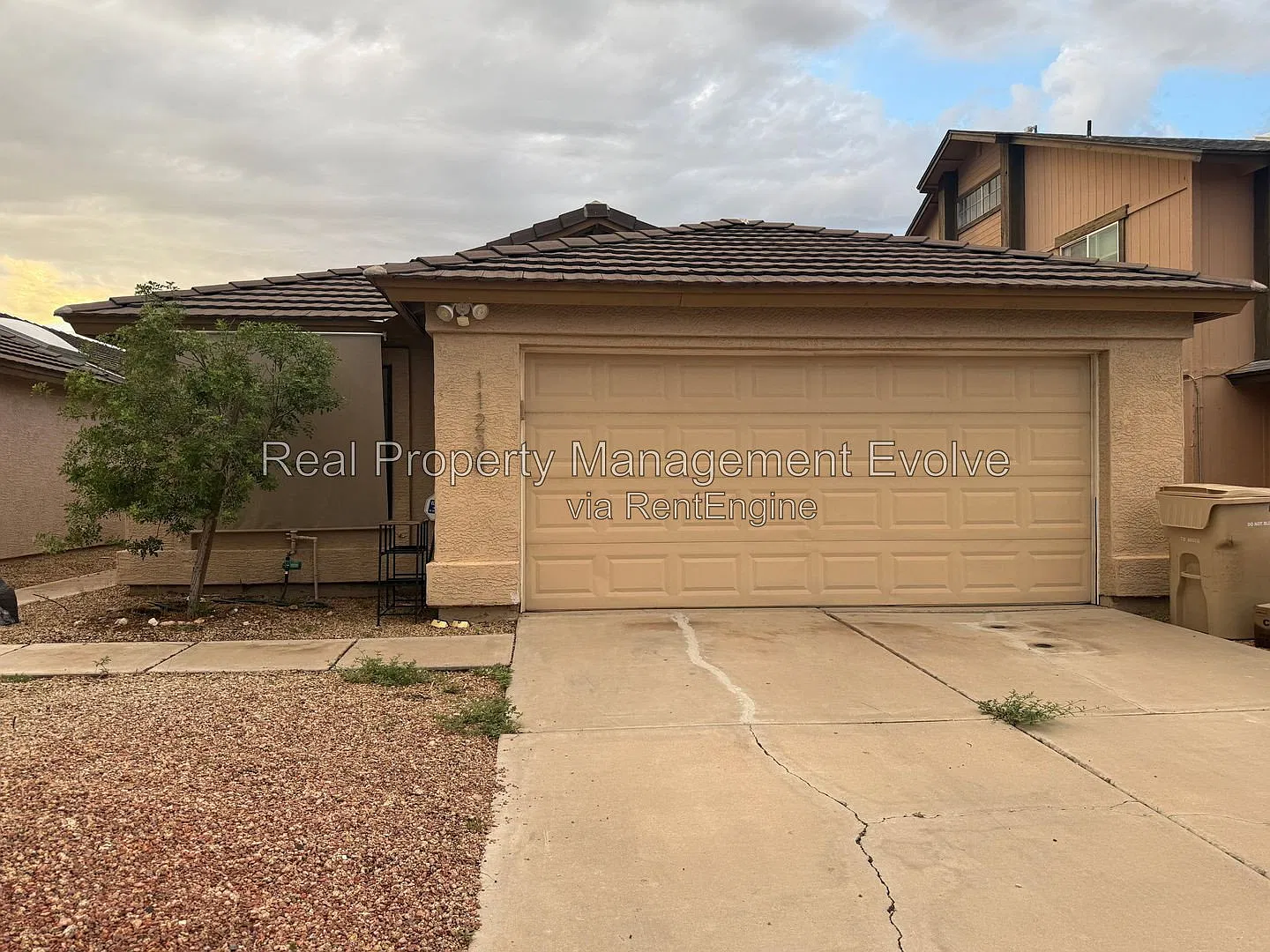 3 bed, 2.0 bath, 1316 sqft, $2,000 — Photo 2