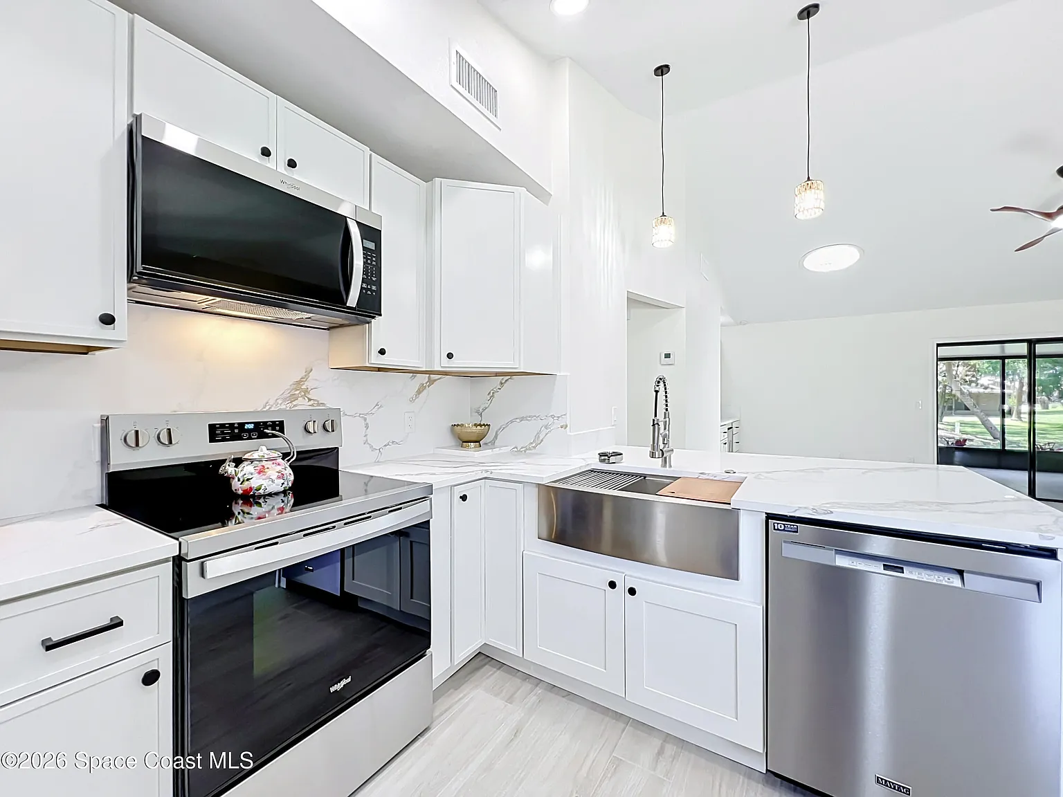 2 bed, 2.0 bath, 1195 sqft, $2,000 — Photo 2