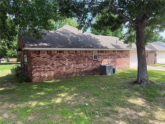 3rd image of 1803 Oakview Dr