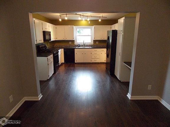 3rd image of 921 10th St NE
