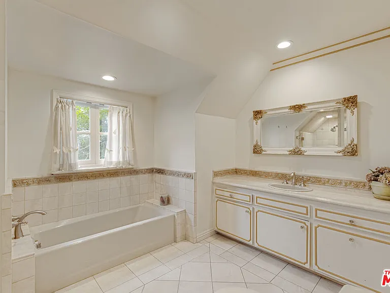821 N Whittier Dr — Photo 36