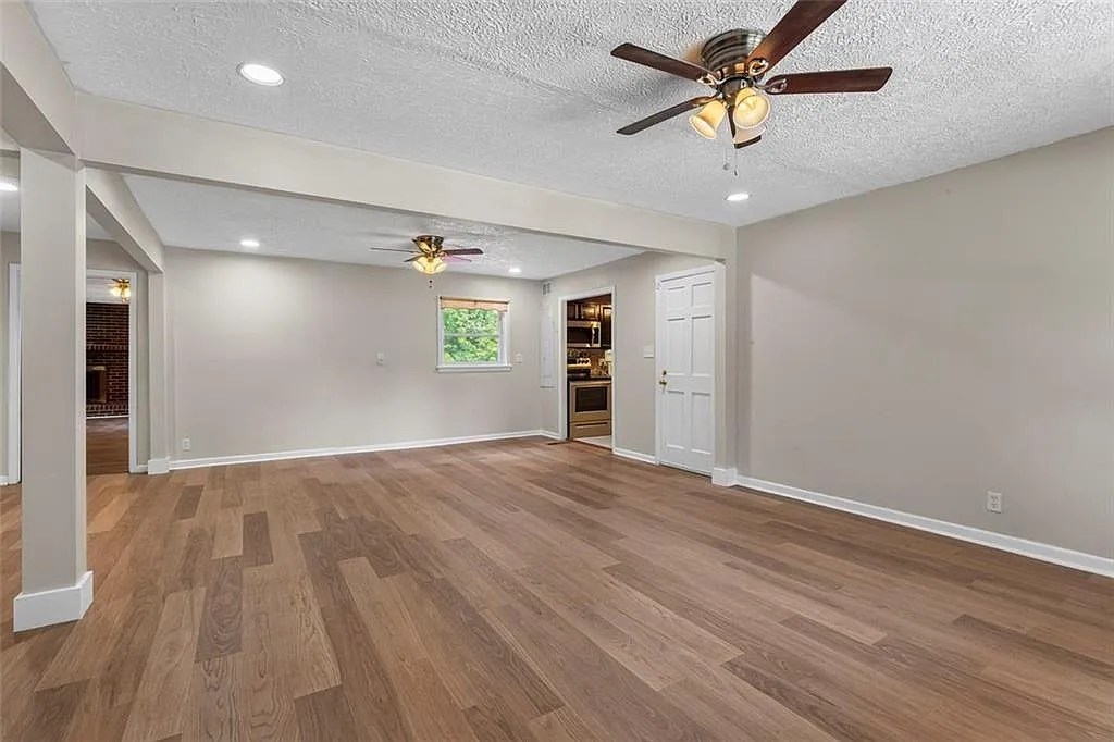 3 bed, 2.0 bath, 1668 sqft, $2,200 — Photo 4