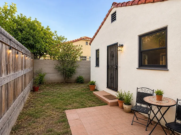 304 S Clark Dr — Photo 7
