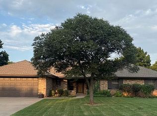 112 Regency Dr, Clinton, OK 73601