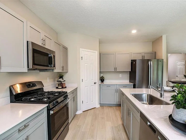36645 Sagemoor Dr — Photo 2