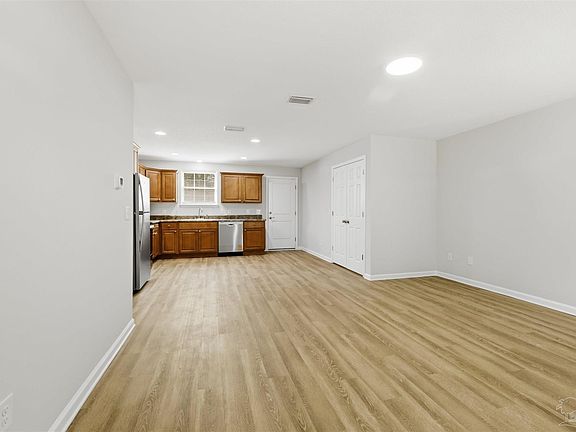 5th image of 2049 N Roberts Cir