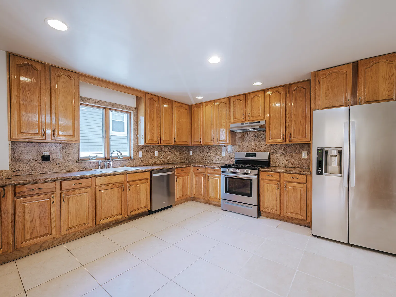 3 bed, $3,200 — Photo 2