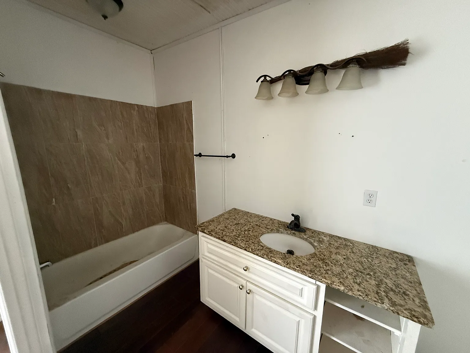 2 bed, 900 sqft, $766 — Photo 2