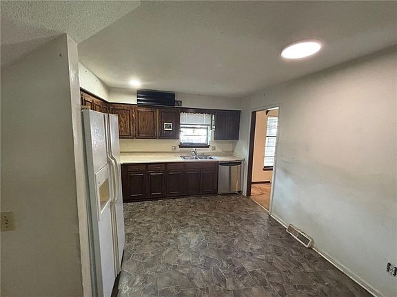 4th image of 801 E Northview St