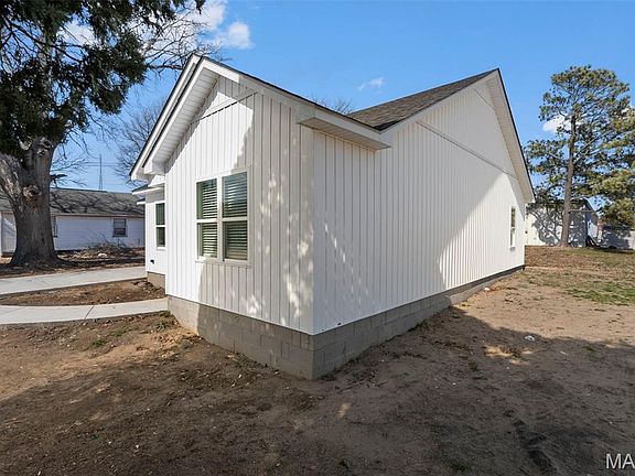 4th image of 306 E 3rd St