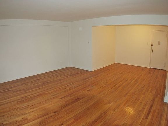 3rd image of 3950 Blackstone Ave APT 2L