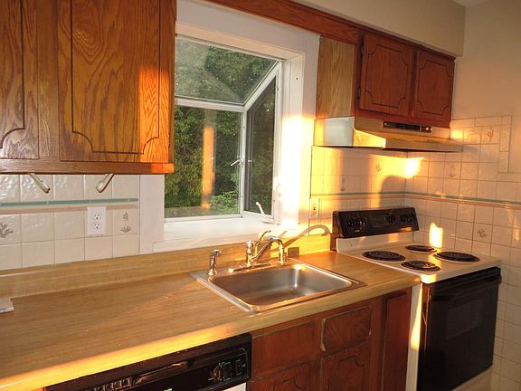 2nd image of 8A Primrose Ln #8A