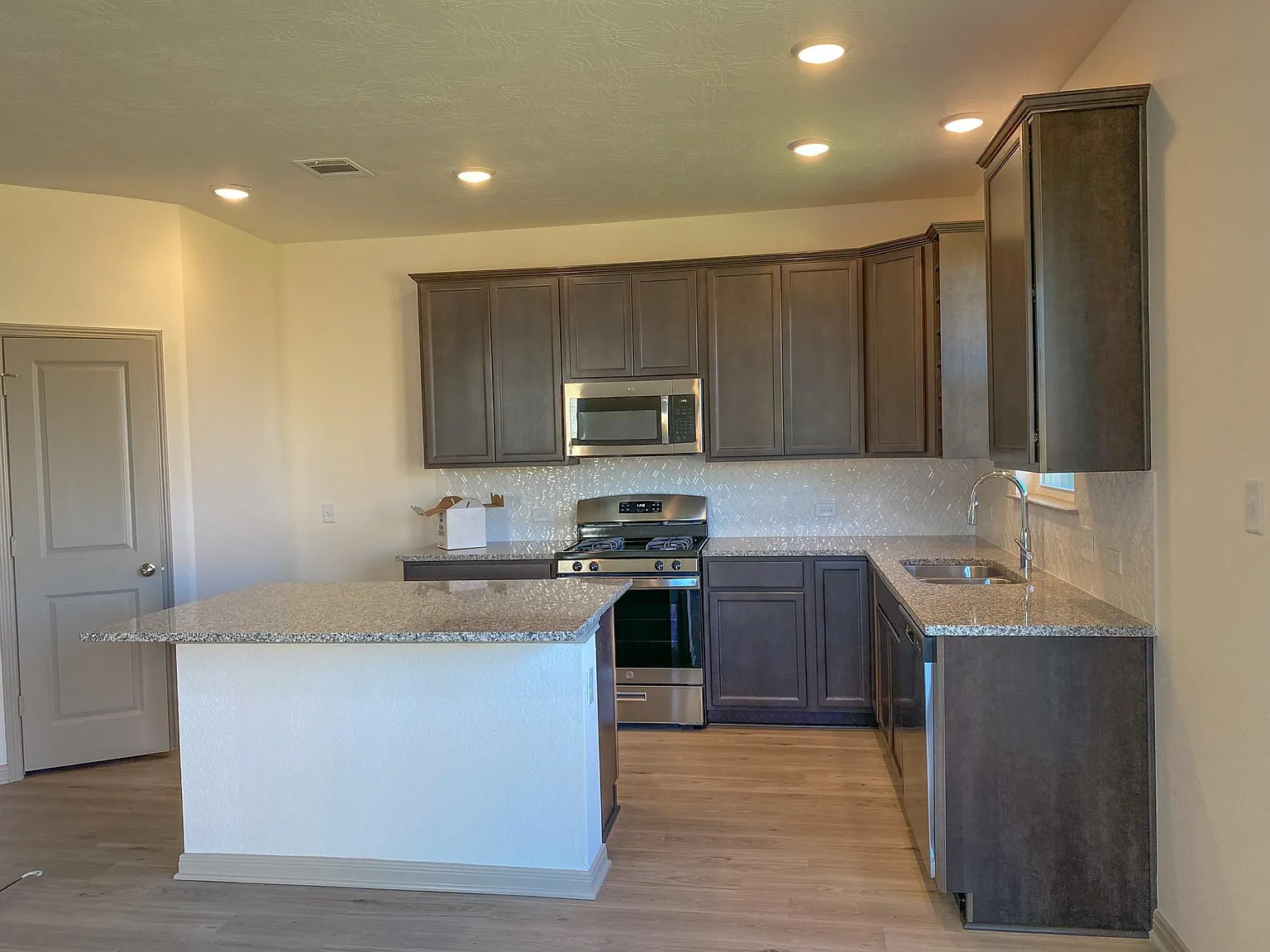 3 bed, 2.0 bath, 1550 sqft, $1,900 — Photo 2