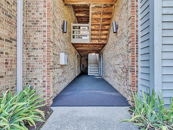 3rd image of 2406 Wood Gate Ln