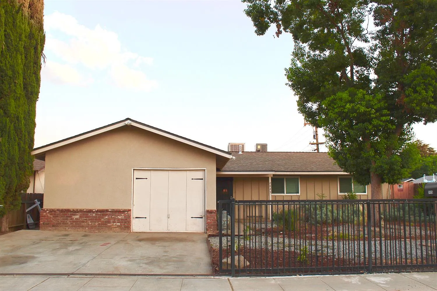 2425 W Swift Ave photo 1