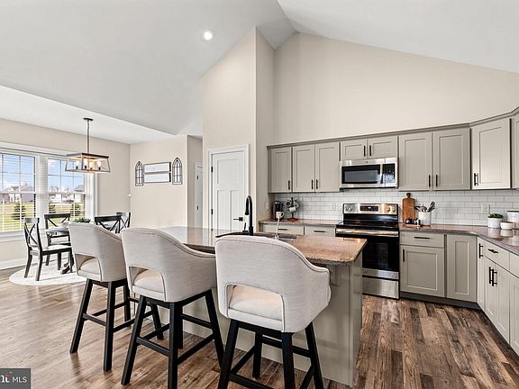 5th image of 62 Amanda Ave