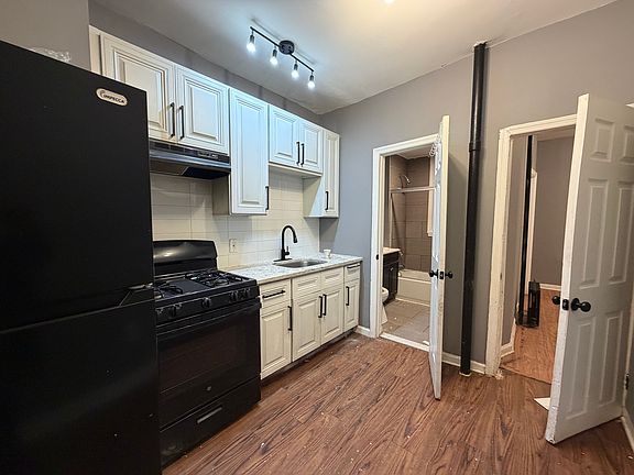4th image of 723 Arlington Ave APT 2