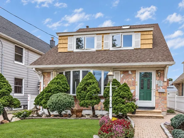 44 Capitol Avenue, Williston Park, NY 11596