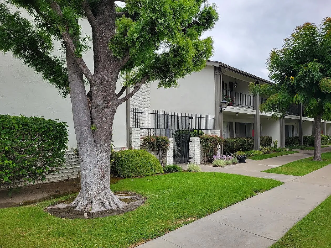 Empire Apartments — Photo 1