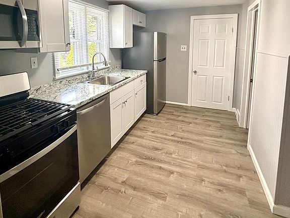 3rd image of 262 Crown Point Rd APT B