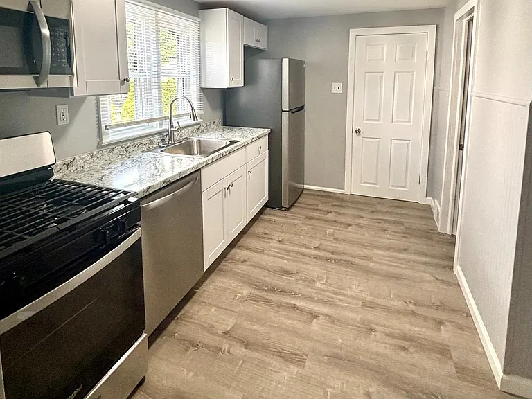 262 Crown Point Rd #B — Photo 3