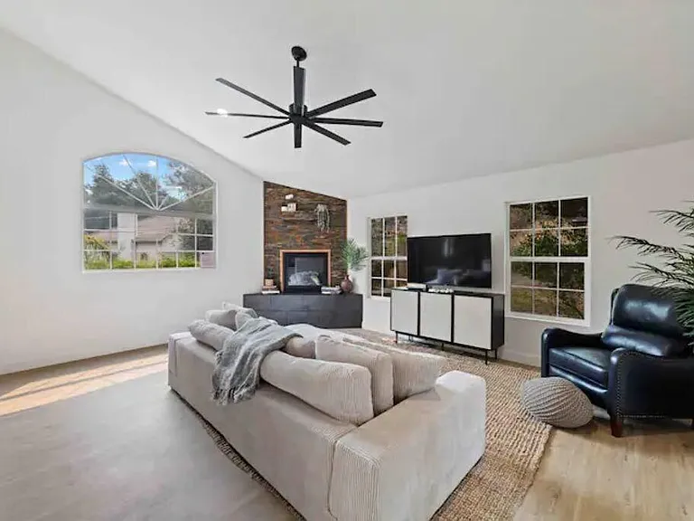 570 Guadalupe Dr — Photo 3