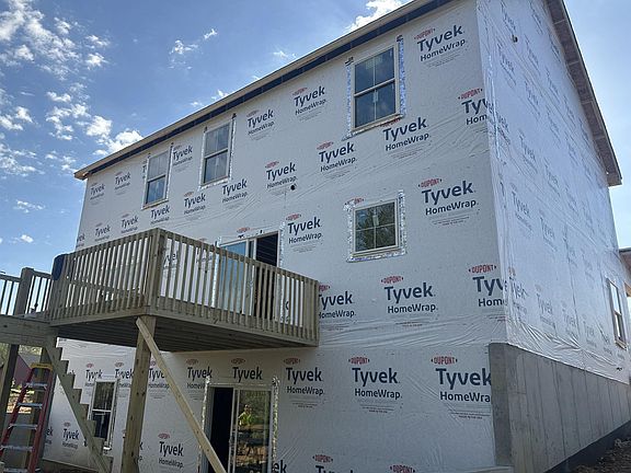 2nd image of 916 S Lantern Ln