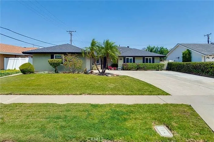1049 El Mirador Dr — Photo 2