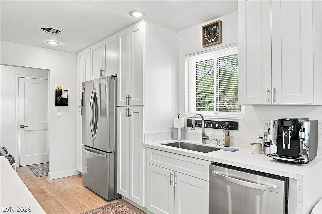 3 bed, 1.5 bath, 1198 sqft, $2,195 — Photo 1