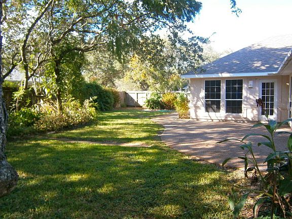 5th image of 401 Fairway Oaks St