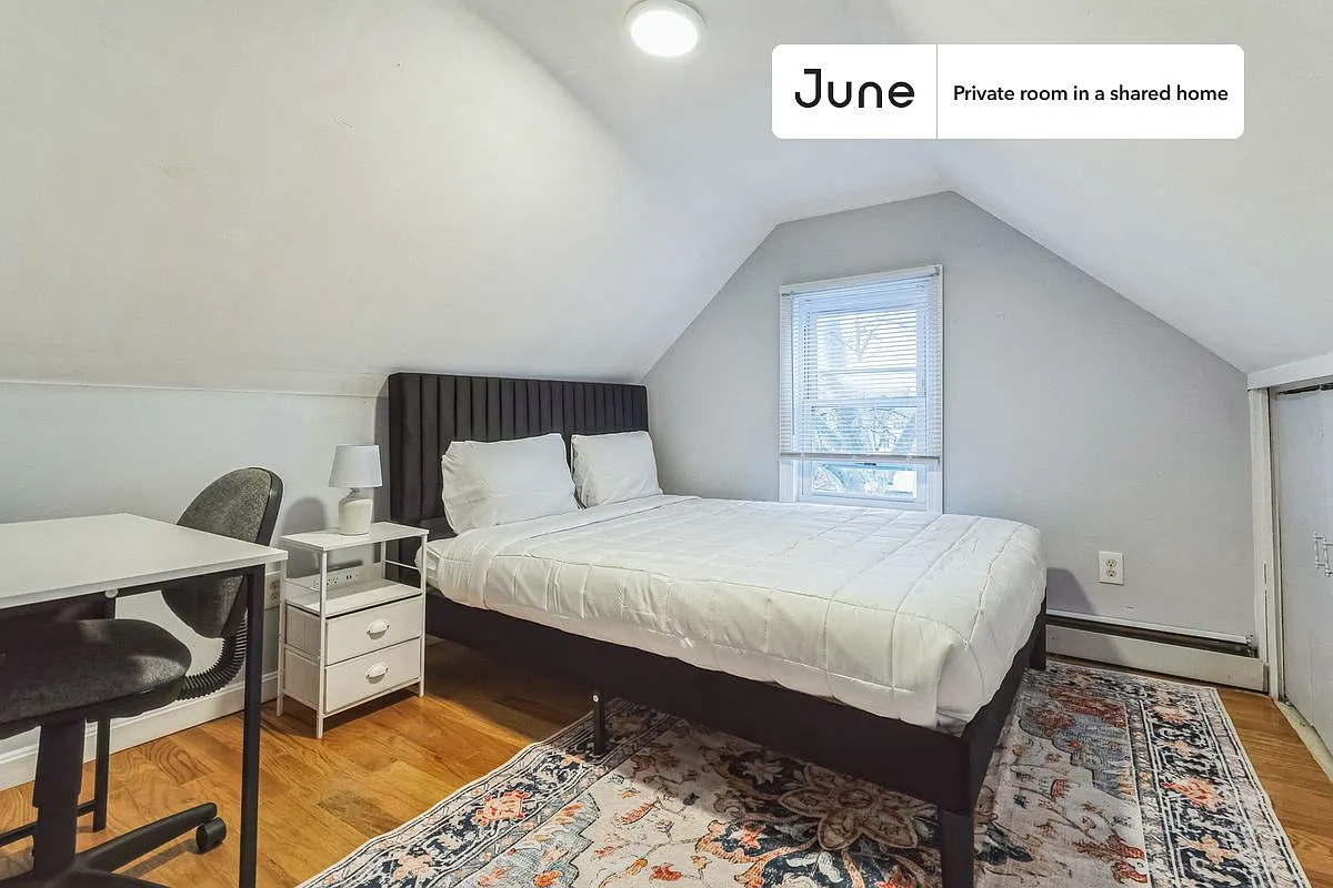 Queen bedroom in 5 bed/3 bath home in Somerville #1806 D — Photo 1