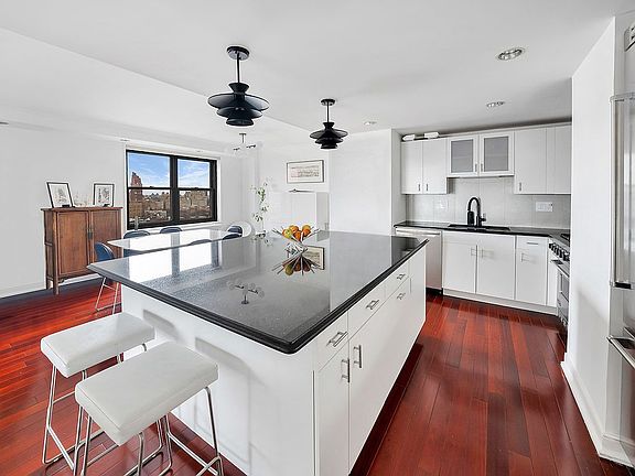 2nd image of 201 W 70th St APT 28B