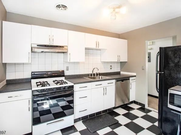 1130 Valley Rd APT 2B, Wayne, NJ 07470
