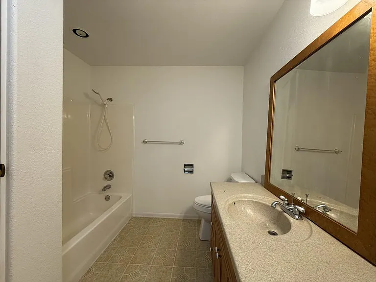 733 NE Wharton Dr — Photo 10