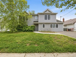 3 Sunrise Street, Plainview, NY 11803
