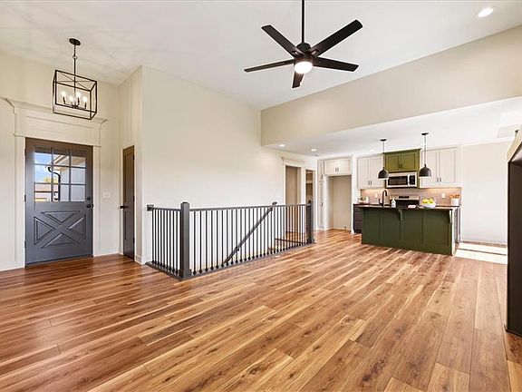 4th image of 701 SE 21st St