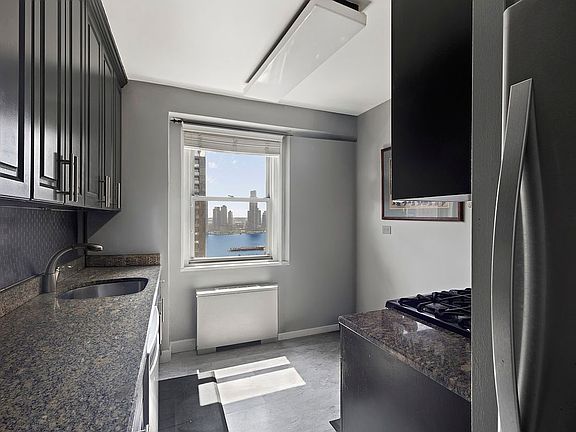 4th image of 300 E 40th St APT 22J