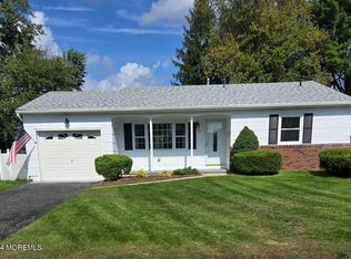 10 Surrey Ct, Toms River, NJ