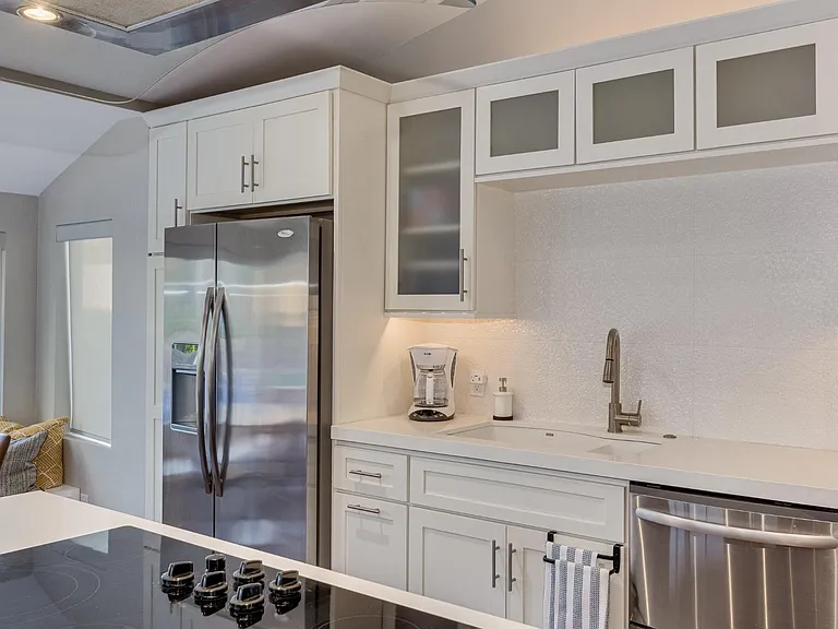 6218 E Waltann Ln — Photo 7
