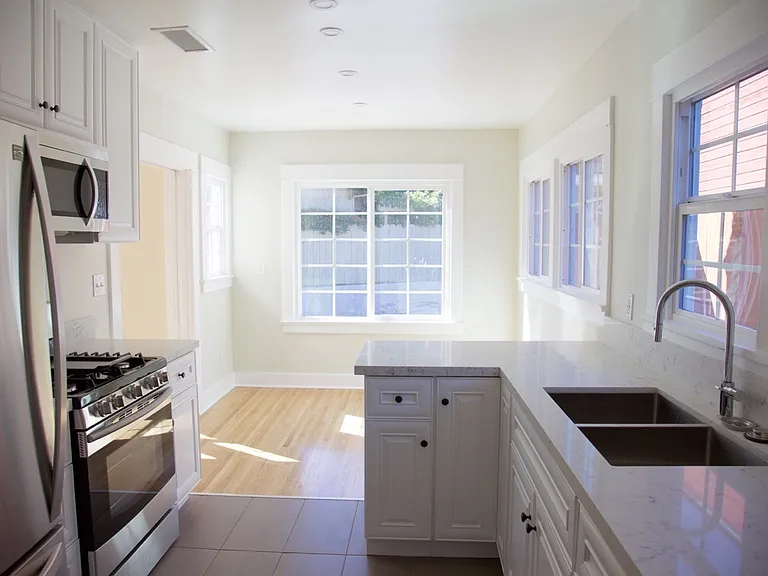 1433 Talmadge St — Photo 7